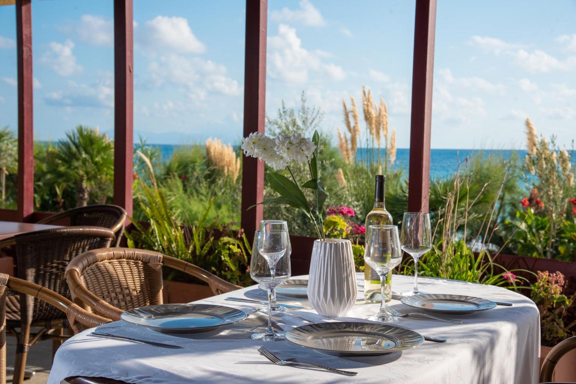 Poseidon Beach Hotel Кастросикия Екстериор снимка